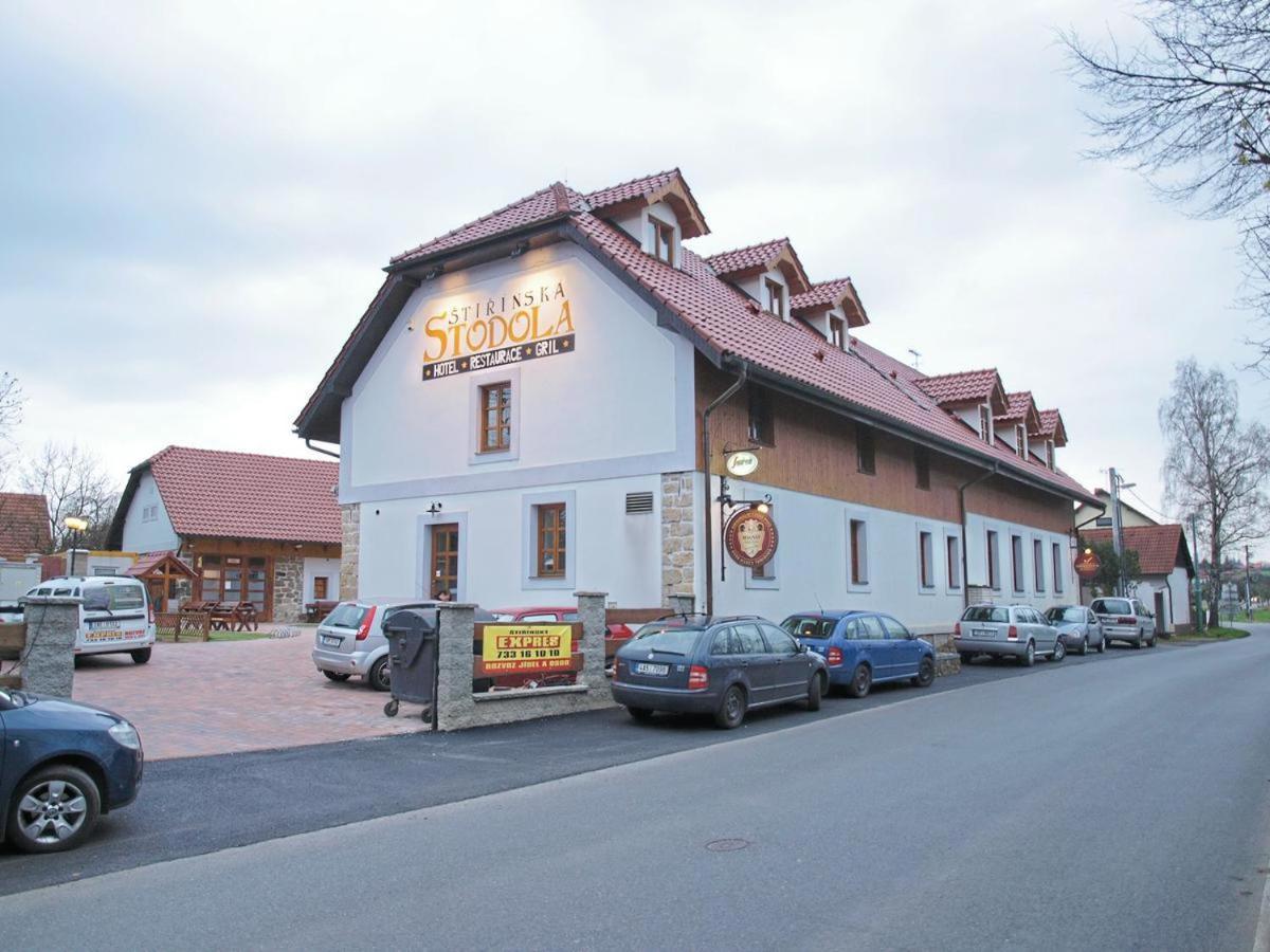 Štiřínská stodola u Prahy Kamenice Exterior foto