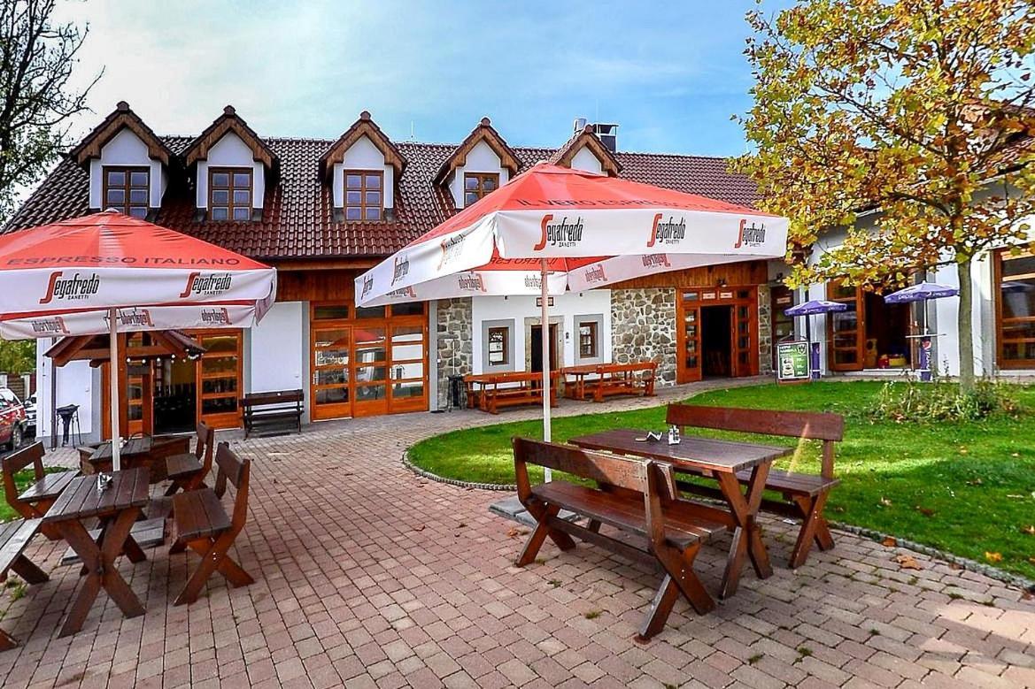 Štiřínská stodola u Prahy Kamenice Exterior foto