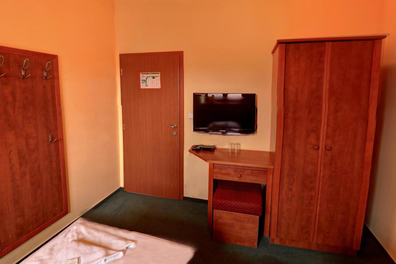 Štiřínská stodola u Prahy Kamenice Exterior foto