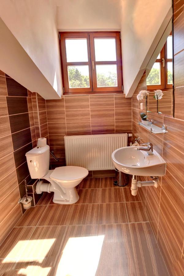 Štiřínská stodola u Prahy Kamenice Exterior foto