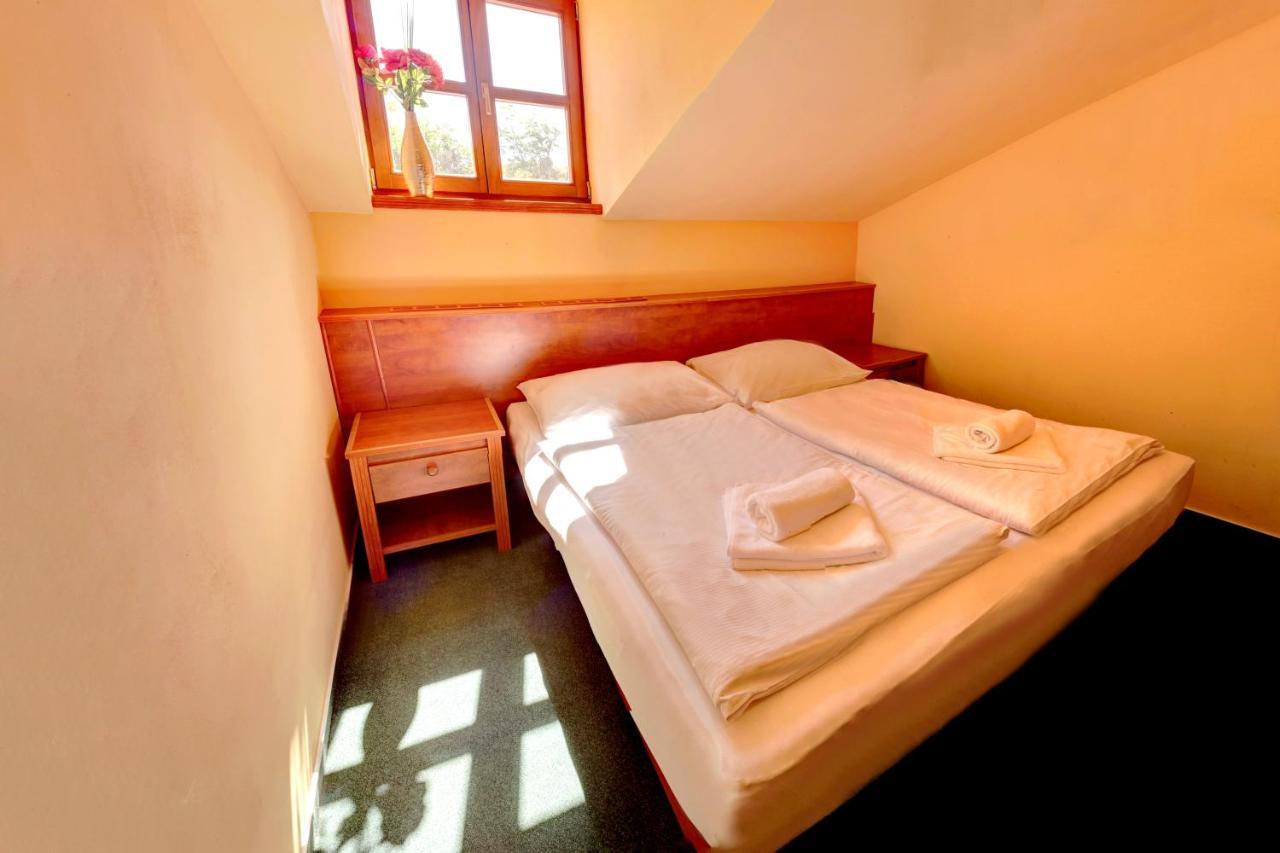 Štiřínská stodola u Prahy Kamenice Exterior foto